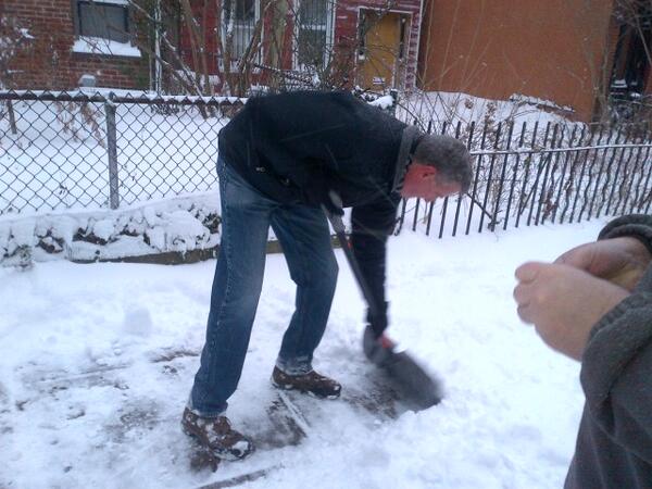 new-yorks-new-mayor-is-going-to-throw-his-back-out-if-he-keeps-shoveling-like-this.jpg